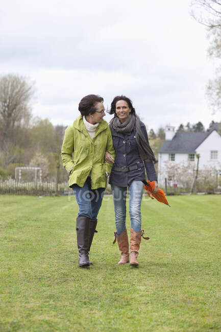 Deux femmes marchant dans une pelouse — Photo de stock