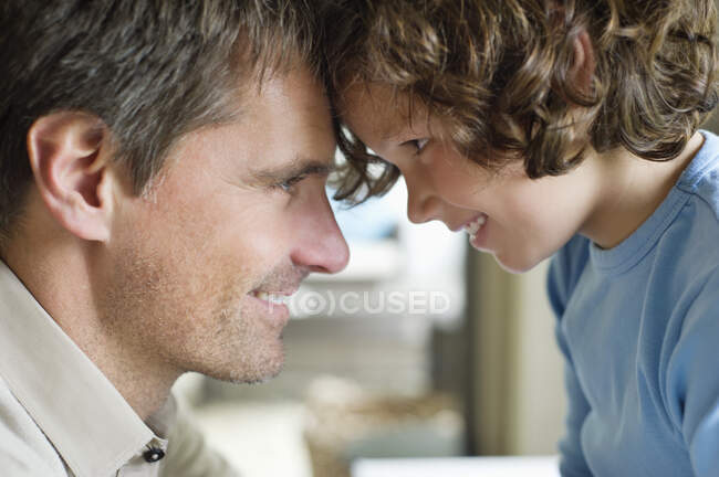Homem com seu filho cara a cara e sorrindo — Fotografia de Stock