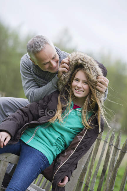 Uomo con sua figlia in una fattoria — Foto stock