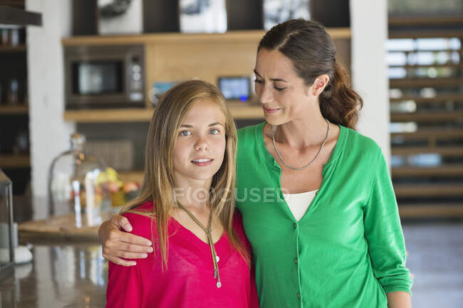 Крупный план женщины, улыбающейся вместе с дочерью — стоковое фото