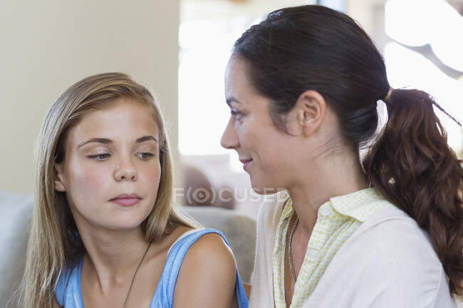 Mulher discutindo com sua filha — Fotografia de Stock