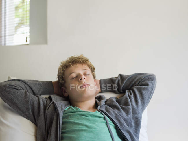 Adolescente ragazzo dormire sul letto — Foto stock