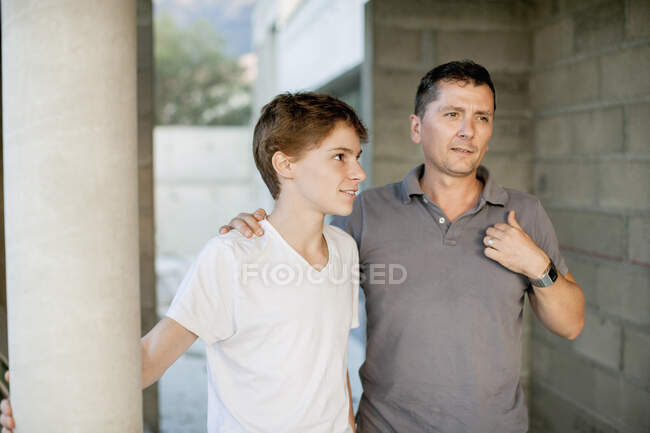 Père et fils debout ensemble — Photo de stock