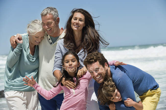 Familie lächelt am Strand — Stockfoto