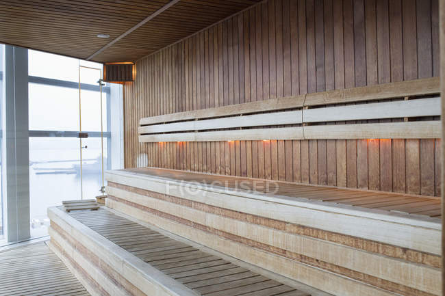 Intérieur du sauna moderne en bois avec porte vitrée — Photo de stock