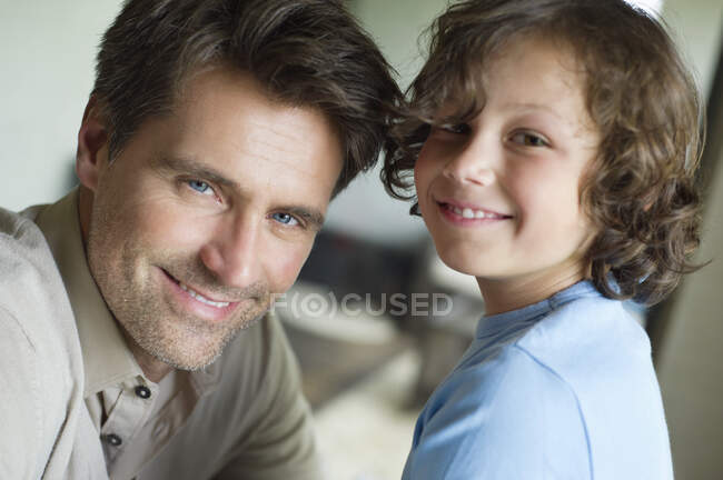 Retrato de un hombre con su hijo sonriendo - foto de stock