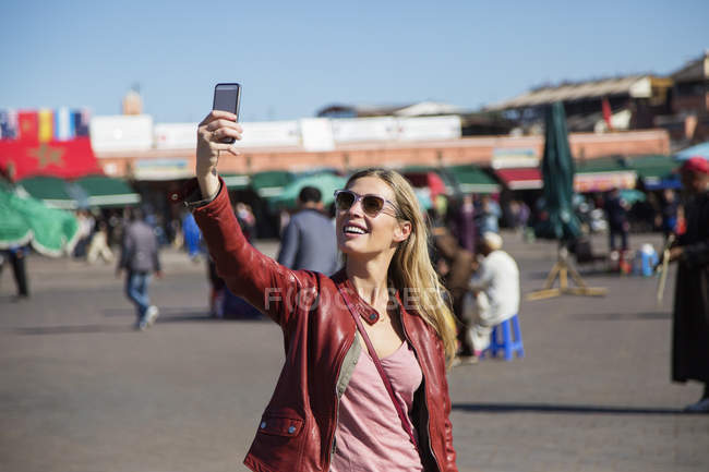 Mulher tomando selfie na praça da cidade, Marraquexe, Marrocos — Fotografia de Stock