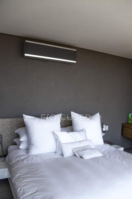 Інтер'єр сучасної спальні з сірими стінами — стокове фото