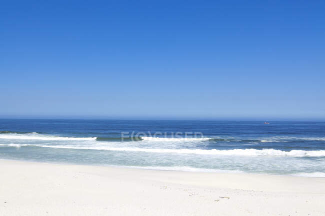 Surfen am Strand — Stockfoto