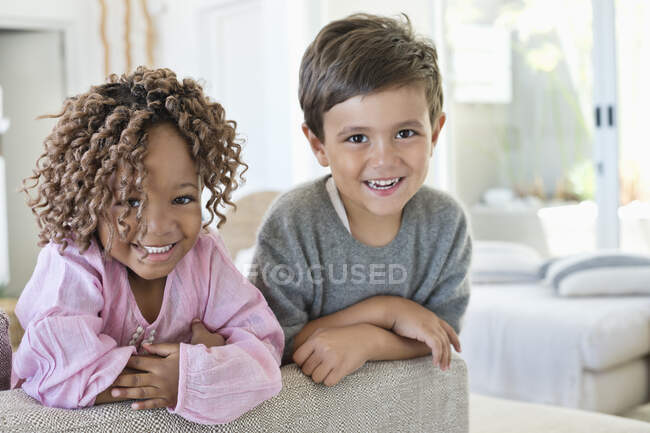 Retrato de un niño y una niña sonriendo - foto de stock