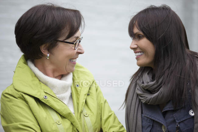 Две женщины разговаривают друг с другом — стоковое фото