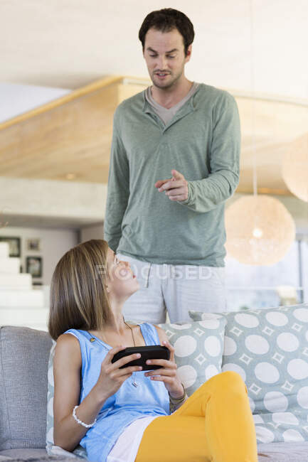 Мужчина ругает свою дочь за то, что она играет в видеоигры — стоковое фото