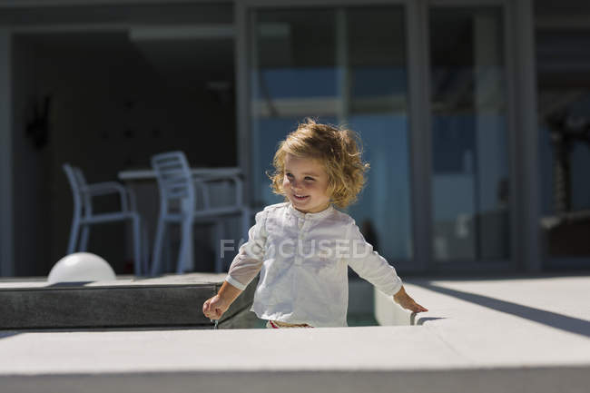 Крупный план милой девочки, улыбающейся на открытом воздухе — стоковое фото