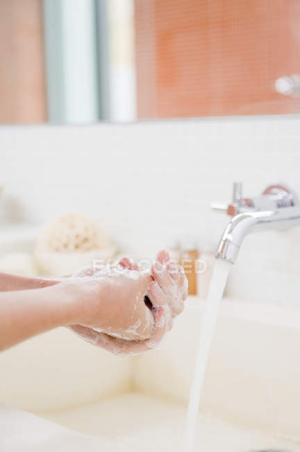 Nahaufnahme einer Frau beim Händewaschen im Badezimmer — Stockfoto