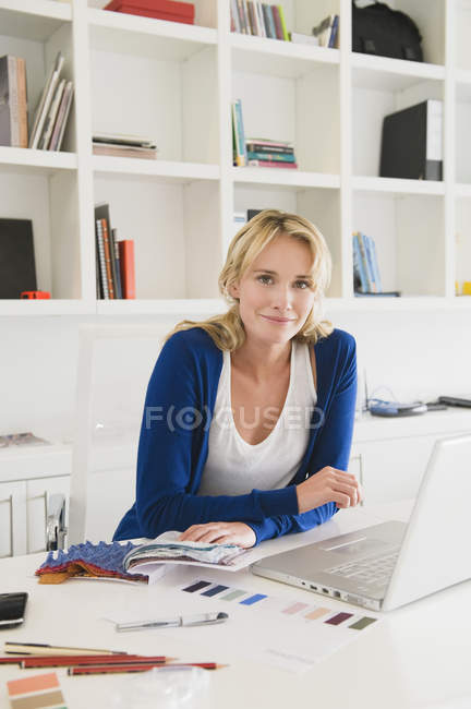 Retrato de mulher de negócios sorrindo escolhendo amostras de cor — Fotografia de Stock