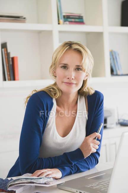 Portrait of businesswoman choosing color swatches — Stock Photo