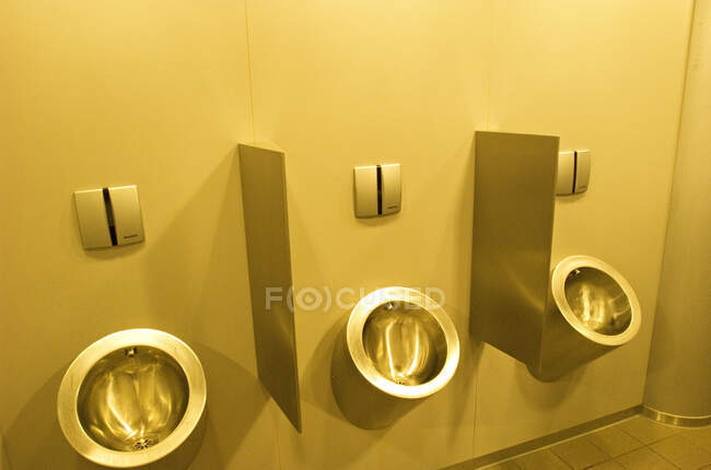 Interiores de un urinario - foto de stock