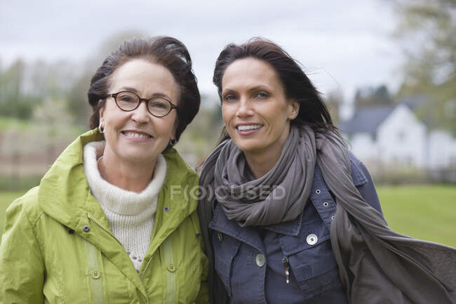 Dos mujeres en un parque - foto de stock