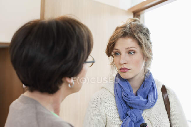 Жінка розмовляє з матір'ю — стокове фото