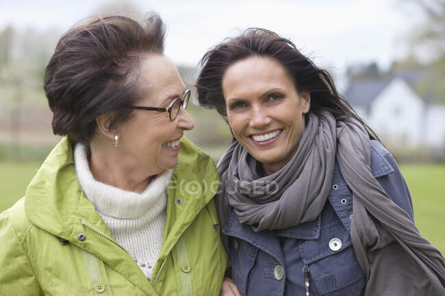 Две женщины, смеясь в парке — стоковое фото