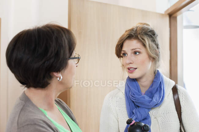Женщина разговаривает со своей матерью — стоковое фото
