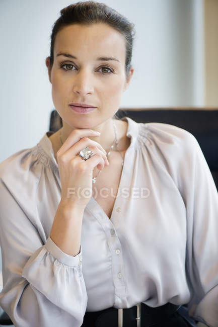 Портрет впевненої бізнес-леді, що сидить в офісі — стокове фото