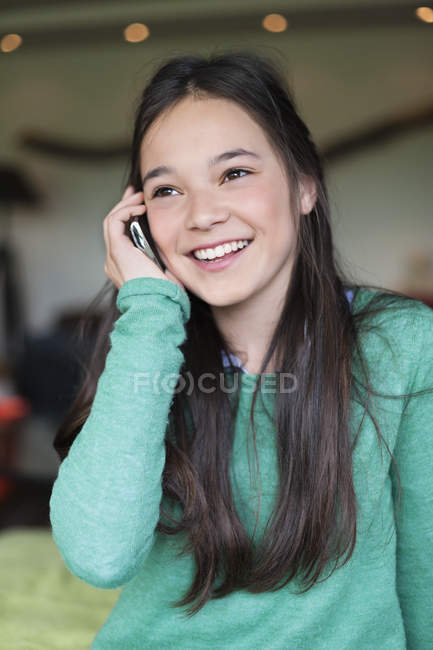 Souriant adolescent fille parler sur téléphone mobile — Photo de stock