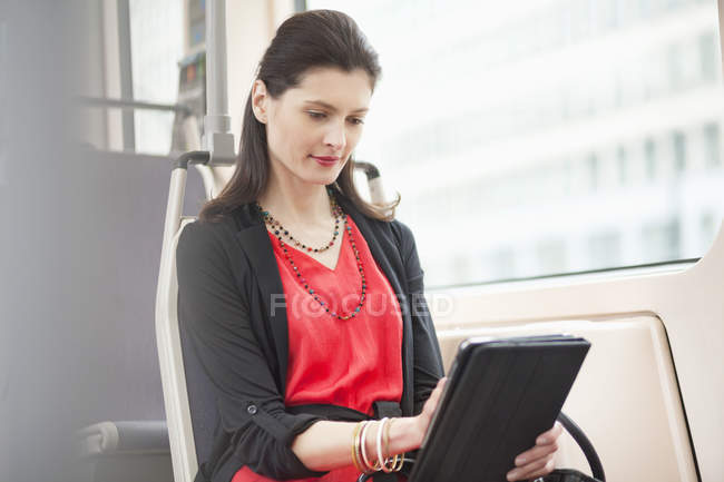 Frau im Bus mit digitalem Tablet unterwegs — Stockfoto