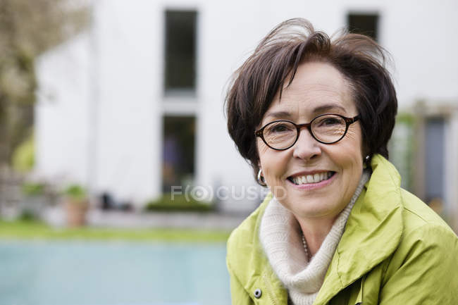 Porträt einer lächelnden Seniorin im Freien — Stockfoto