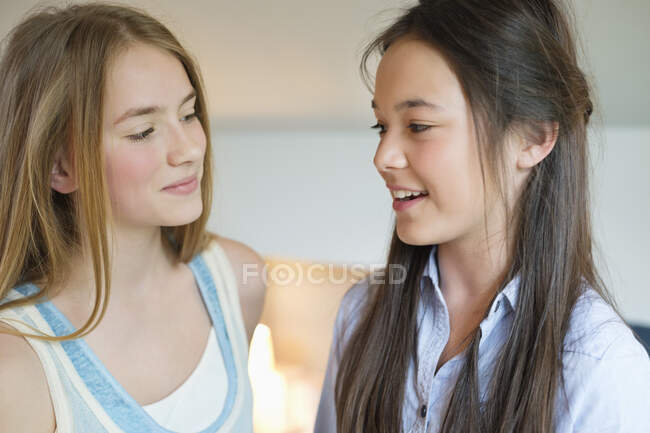 Закрытие улыбающихся двух девочек — стоковое фото