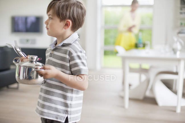 Netter kleiner Junge mit Kochtopf in der Küche — Stockfoto