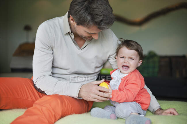 Hombre consolando a su hija llorando - foto de stock