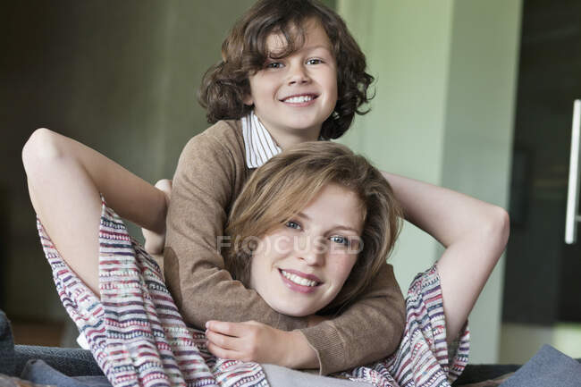 Portrait d'une femme souriante avec son fils — Photo de stock