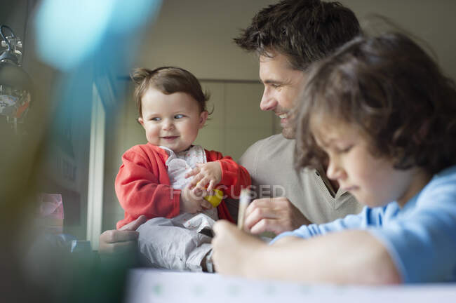 Close-up de um homem com seus filhos em casa — Fotografia de Stock