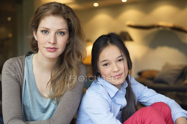 Портрет женщины, улыбающейся вместе с дочерью — стоковое фото