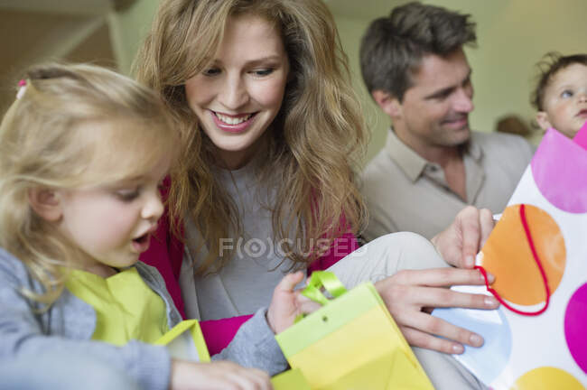 Glückliche Familie mit Einkaufstüten zu Hause — Stockfoto