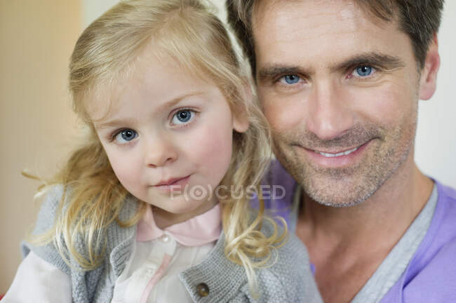 Retrato de un hombre feliz con su hija - foto de stock