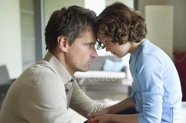 Homem com seu filho cara a cara e olhando sério — Fotografia de Stock