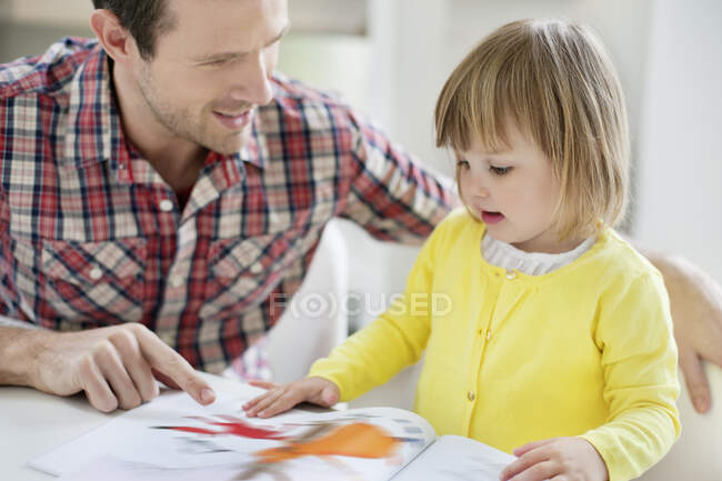 Hombre enseñando a su hija - foto de stock