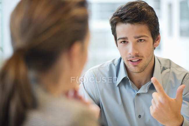 Dirigeant d'entreprise discutant avec sa cliente — Photo de stock