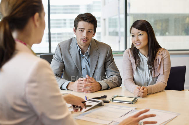 Executivo de negócios discutindo com clientes no escritório — Fotografia de Stock