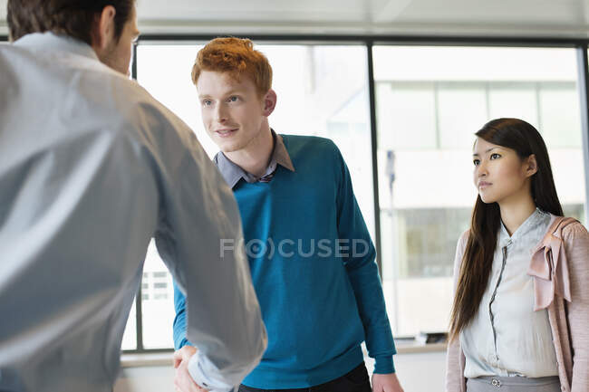 Un dirigeant d'entreprise serre la main de ses clients — Photo de stock