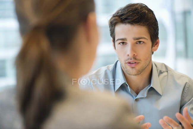 Business executive discussing with her client — Stock Photo