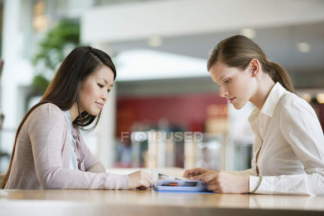 Businesswomen working in an office — Stock Photo