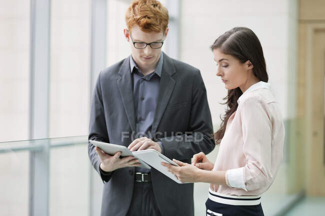 Бизнес-руководители, использующие цифровые планшеты в офисе — стоковое фото