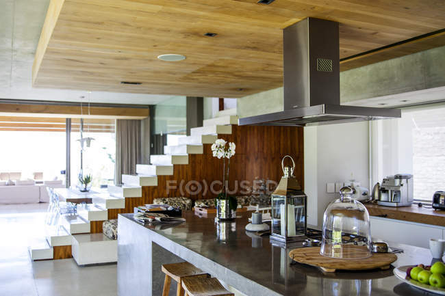 Интерьер кухонного стола в однокомнатной квартире — стоковое фото