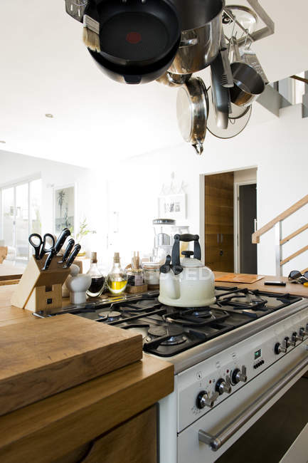 Интерьер современной кухни в квартире-студии — стоковое фото