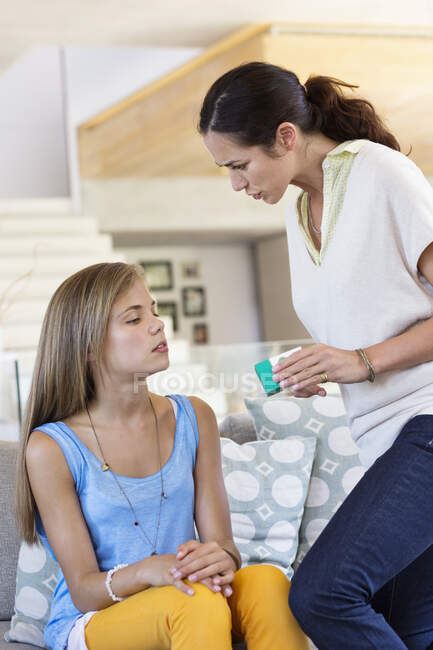 Mujer regañando a su hija en casa - foto de stock