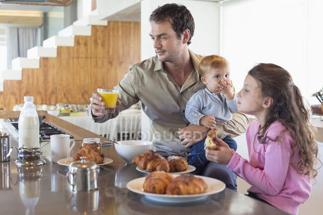 Сімейство снідає на кухні. — стокове фото