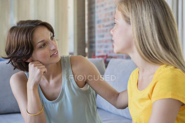 Женщина разговаривает со своей дочерью — стоковое фото